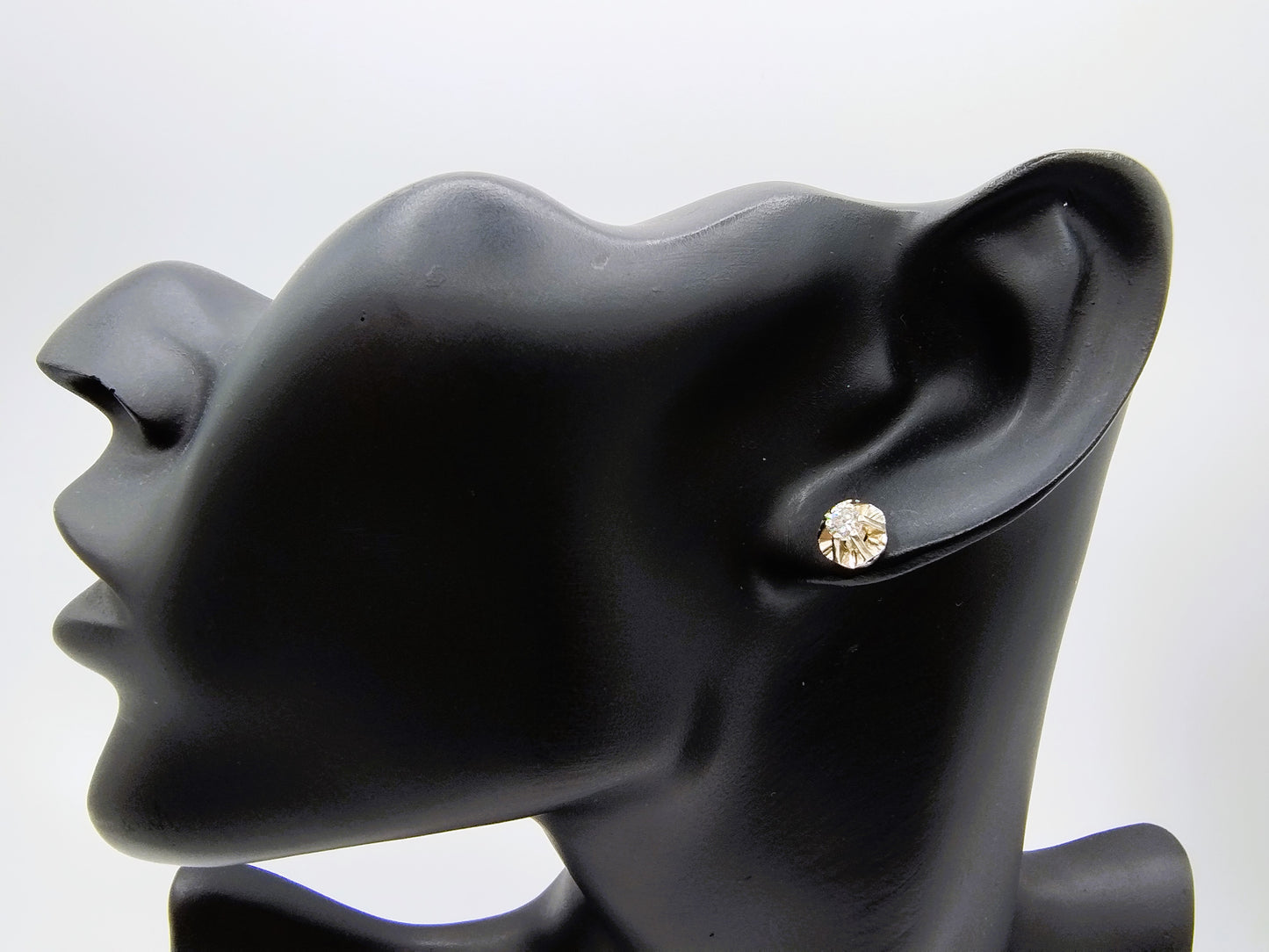 Witgouden oorstekers met diamanten. (0.30ct)