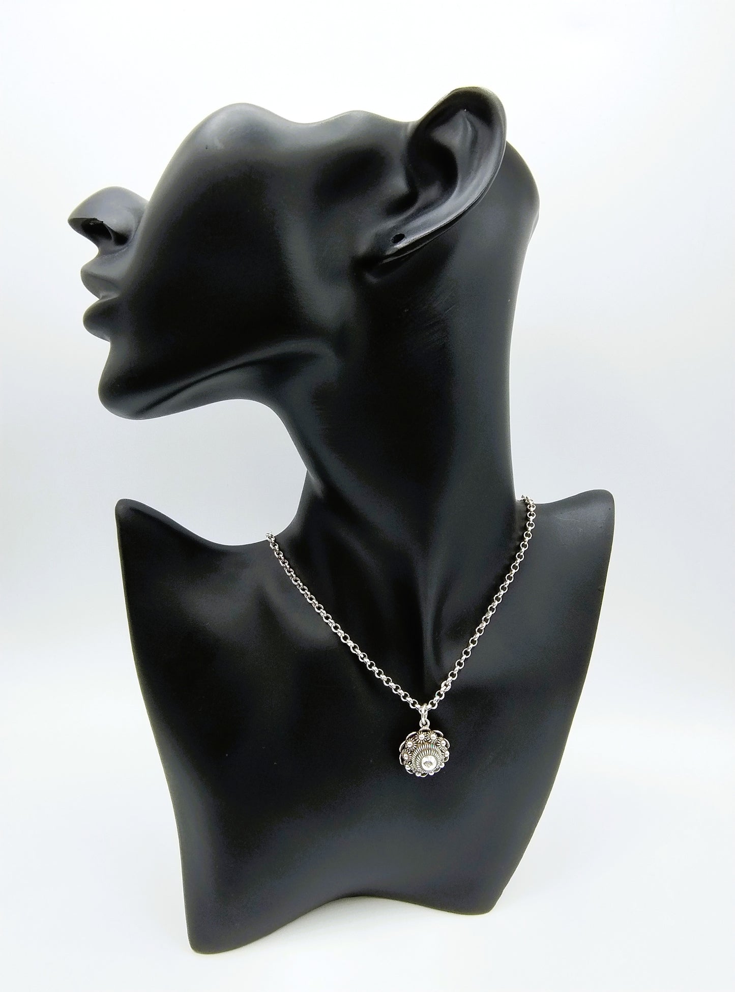 Silberne Jasseron-Kette mit Zeeland-Knopfanhänger, 40,5 cm.