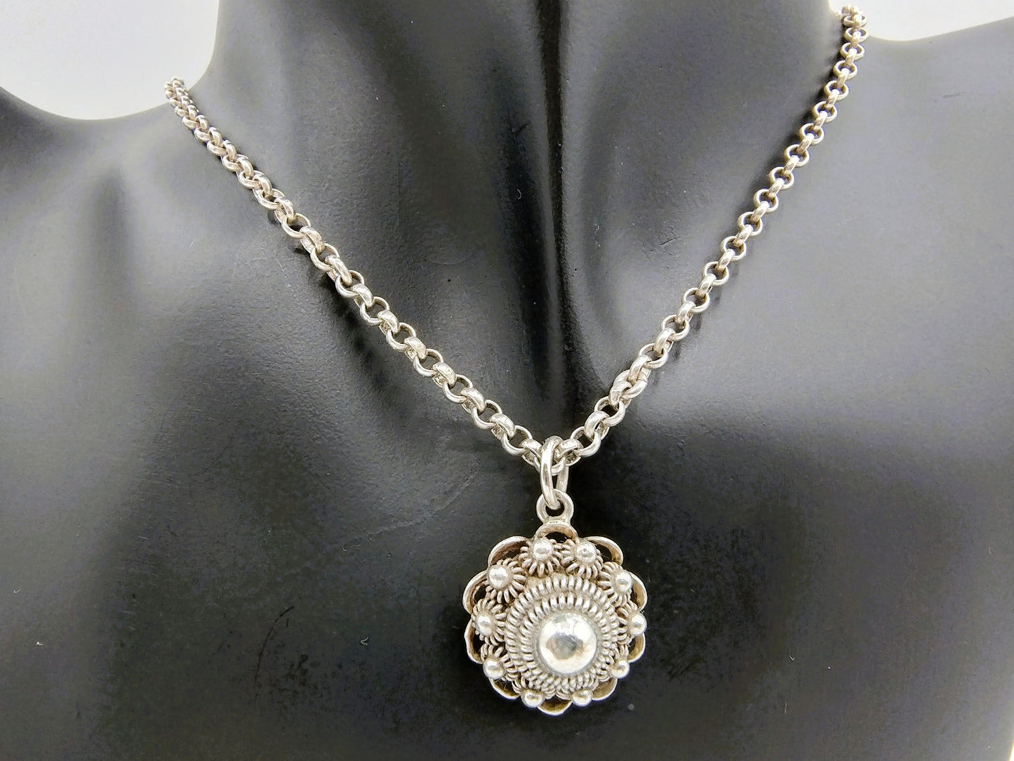 Silberne Jasseron-Kette mit Zeeland-Knopfanhänger, 40,5 cm.