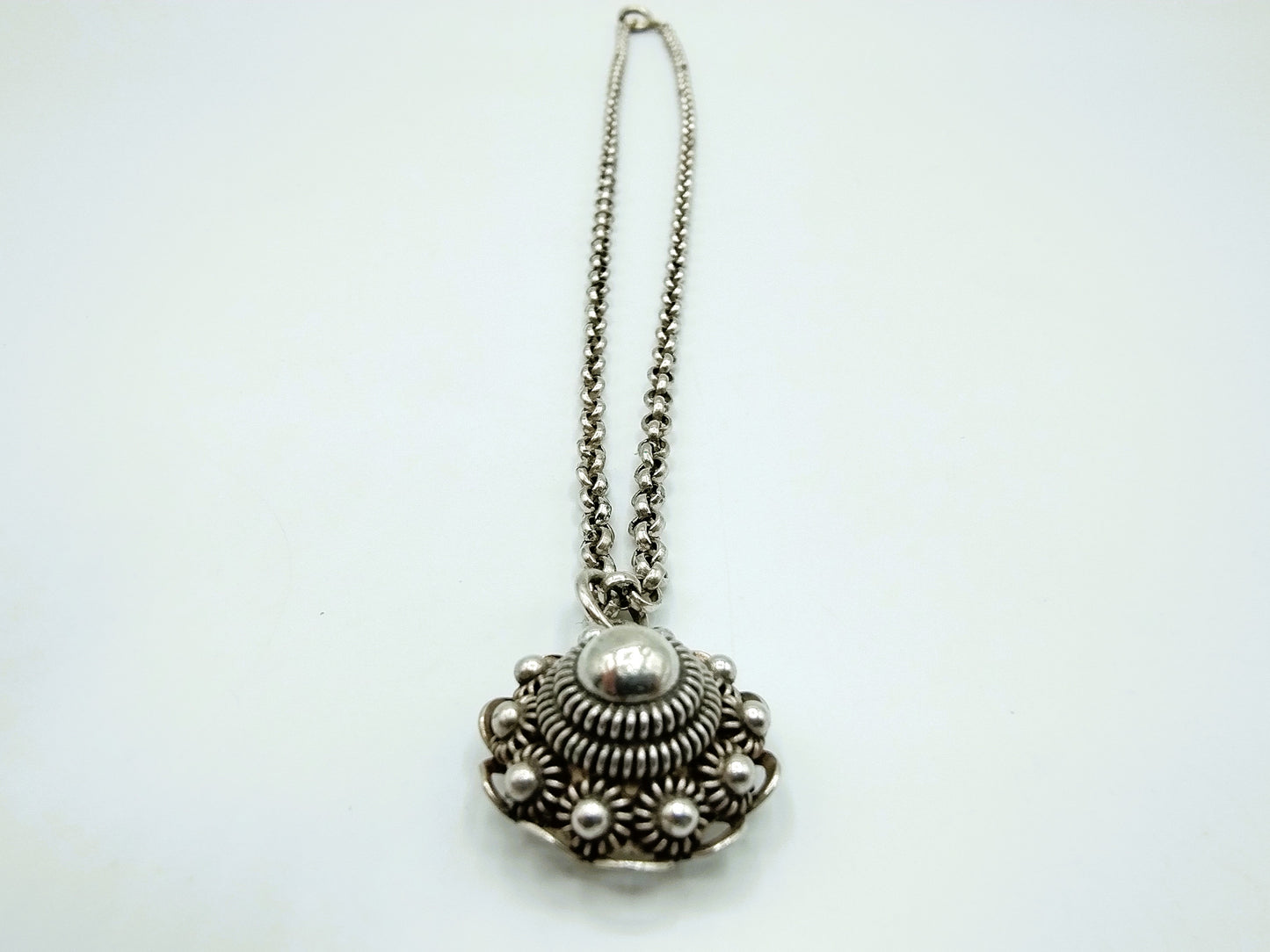 Silberne Jasseron-Kette mit Zeeland-Knopfanhänger, 40,5 cm.