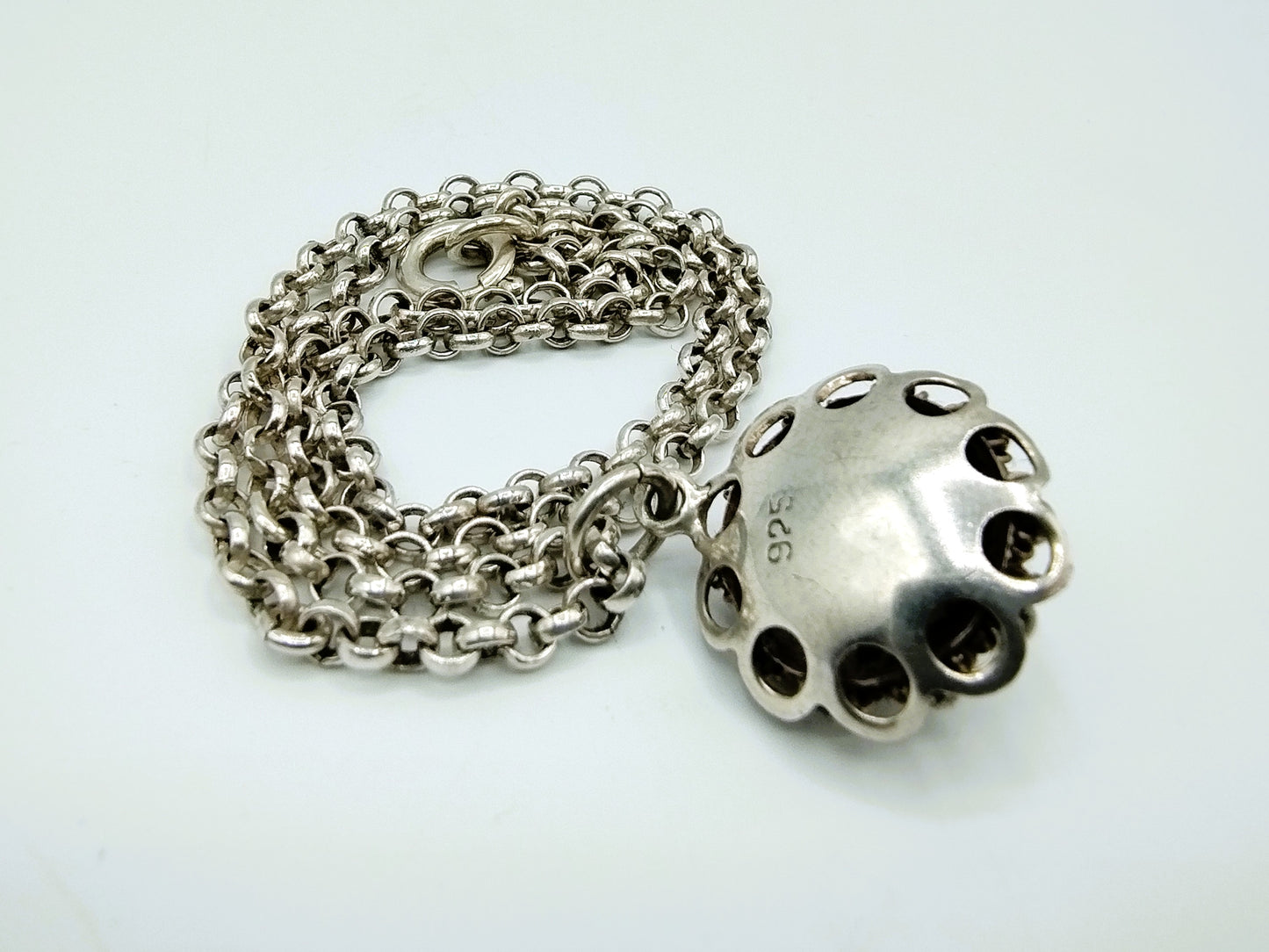 Silberne Jasseron-Kette mit Zeeland-Knopfanhänger, 40,5 cm.