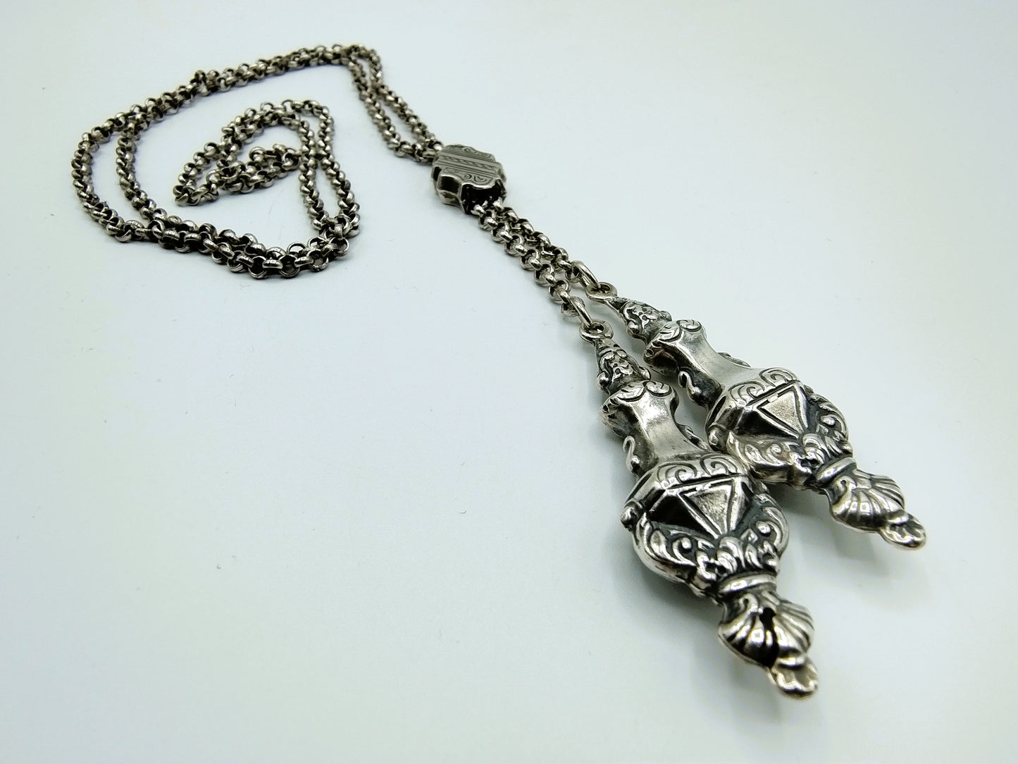 Silver jasseron chain with knitting needle caps, 19th century