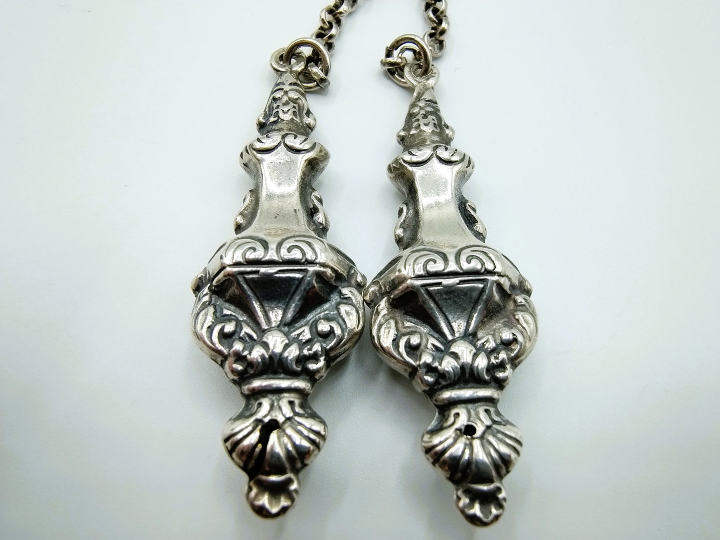 Silver jasseron chain with knitting needle caps, 19th century