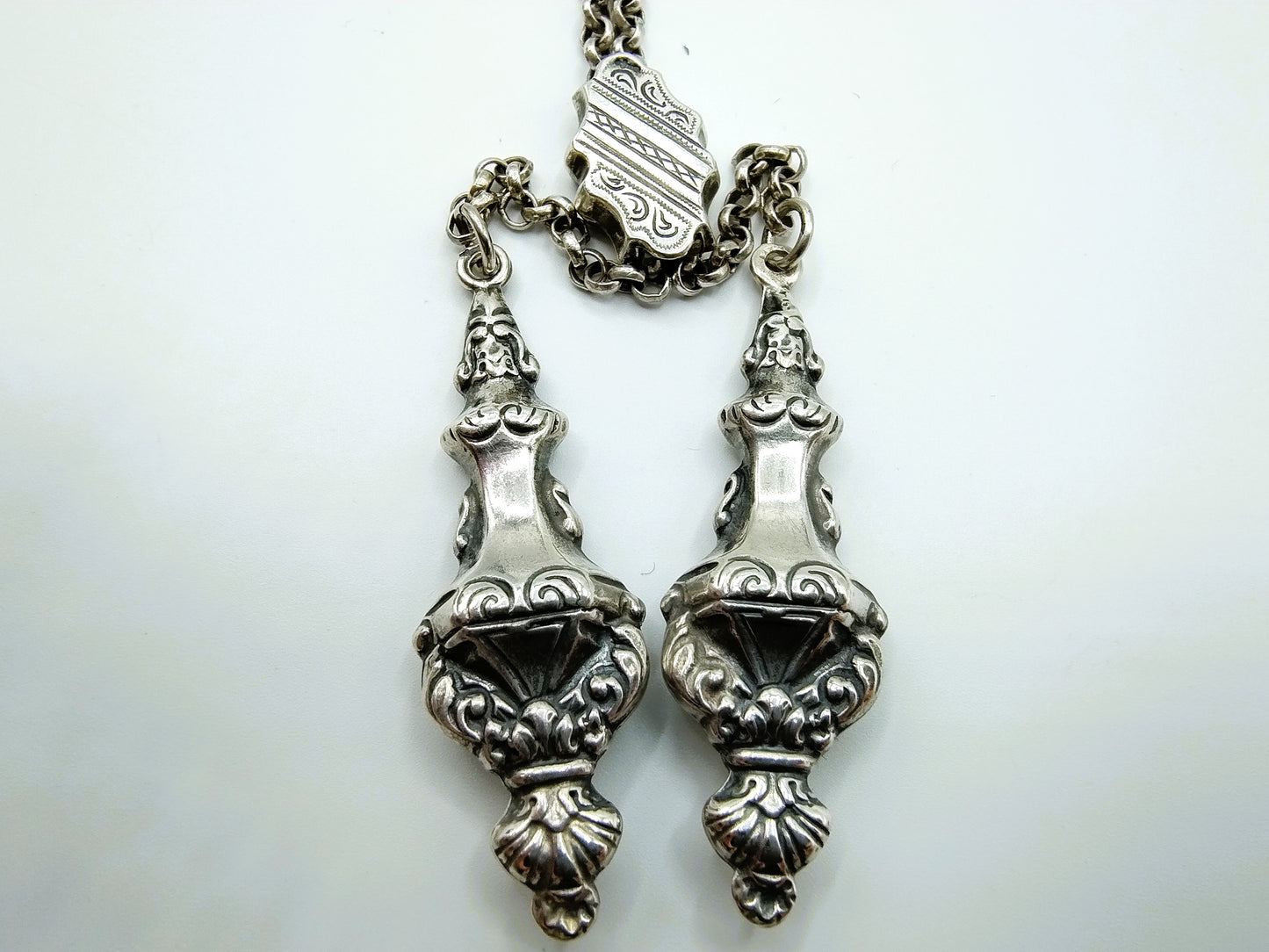 Silver jasseron chain with knitting needle caps, 19th century