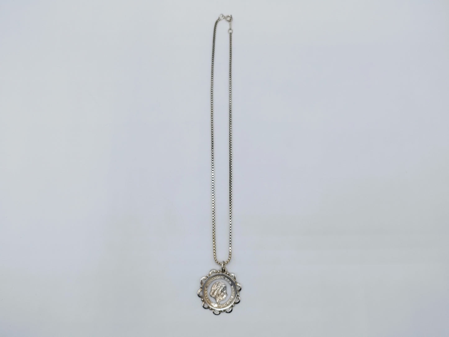 Silberne Gourmet-Halskette mit Silbermünzenanhänger Juliana, 1980, 38,5 cm