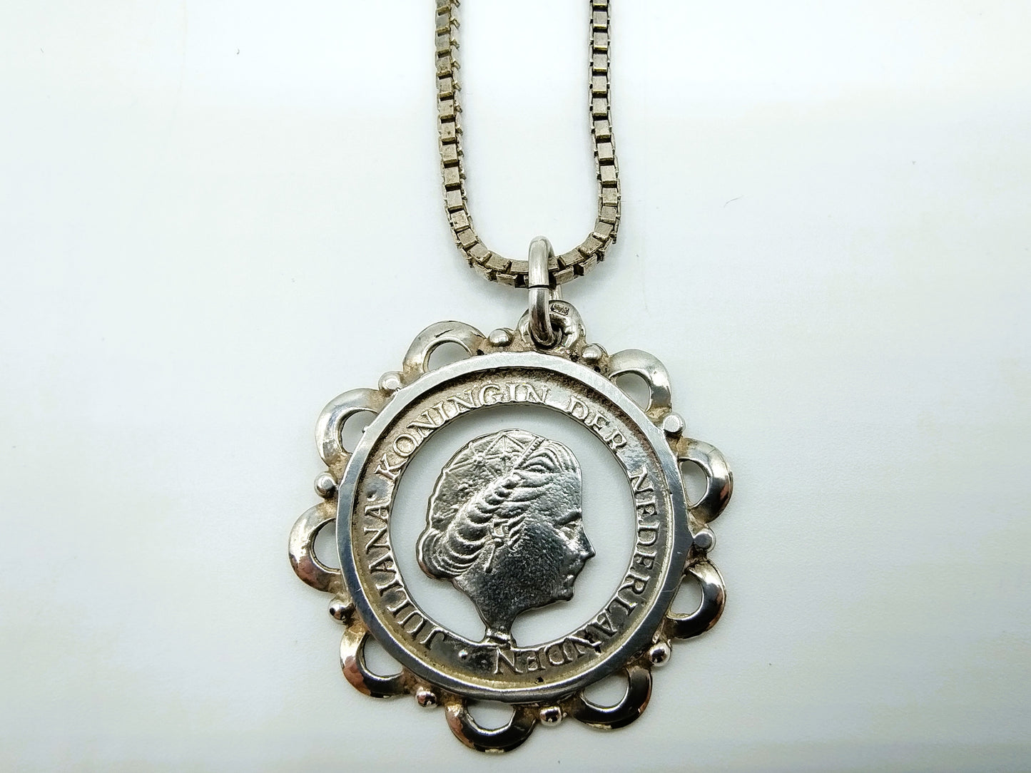 Silberne Gourmet-Halskette mit Silbermünzenanhänger Juliana, 1980, 38,5 cm