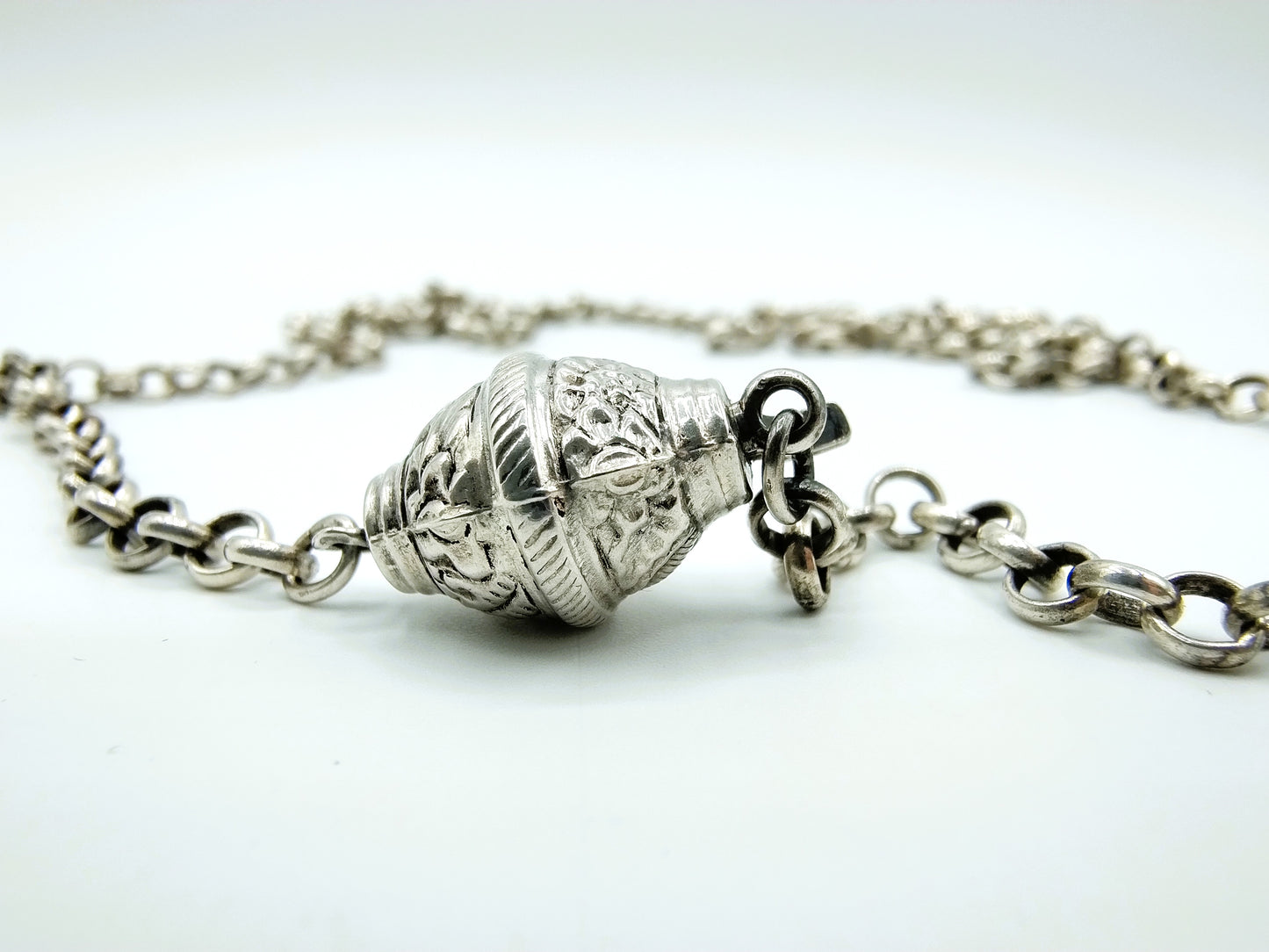 Silver jasseron chain with silver clasp, 77 cm