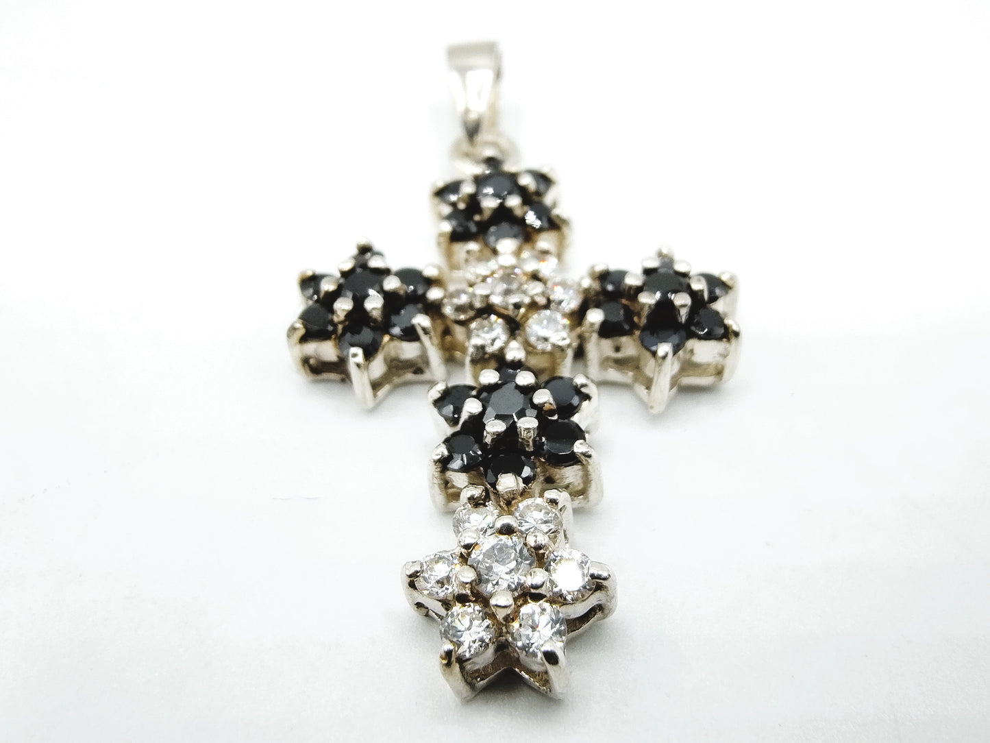 Silver cross pendant set with brilliant cut stones, 925