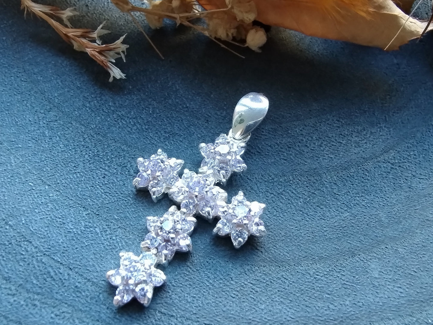 Silver cross pendant set with brilliant cut stones, 925