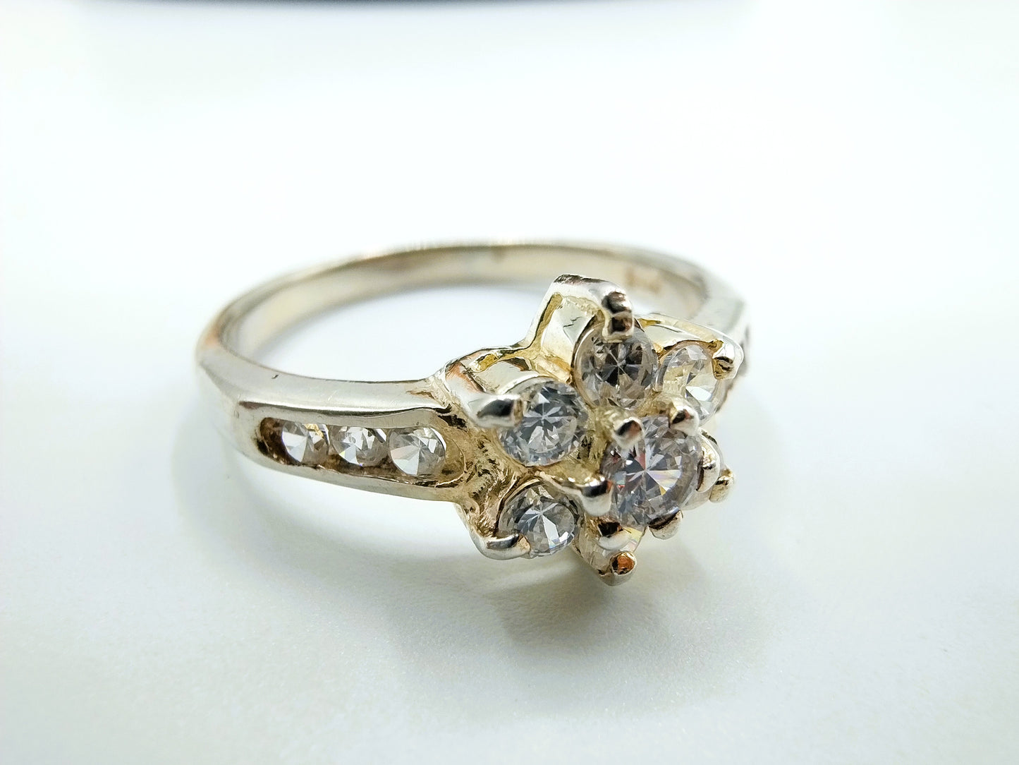 Silberring mit Zirkonia, 17 mm, 925, blumenförmiges Muster