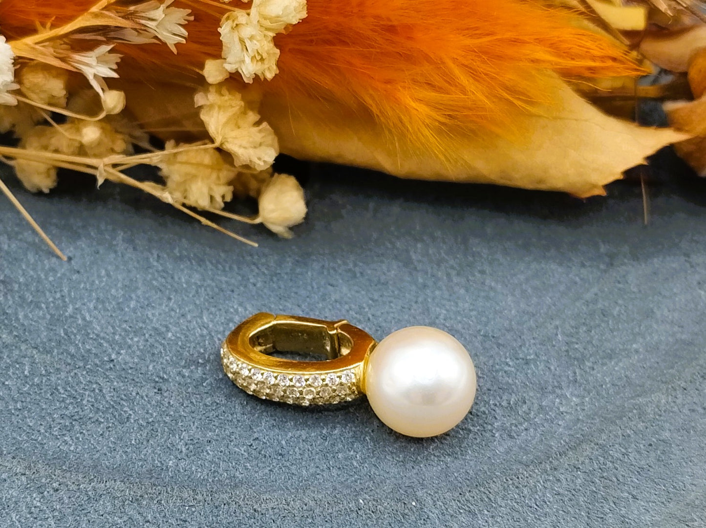 Gold pendant with pearl, 14 carat
