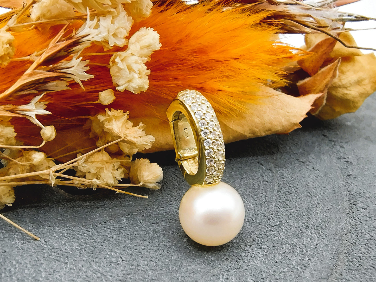 Gold pendant with pearl, 14 carat