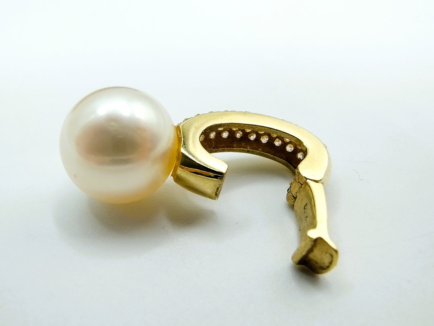 Gold pendant with pearl, 14 carat