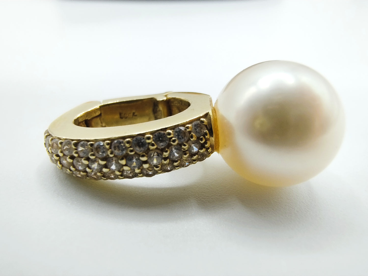 Gold pendant with pearl, 14 carat