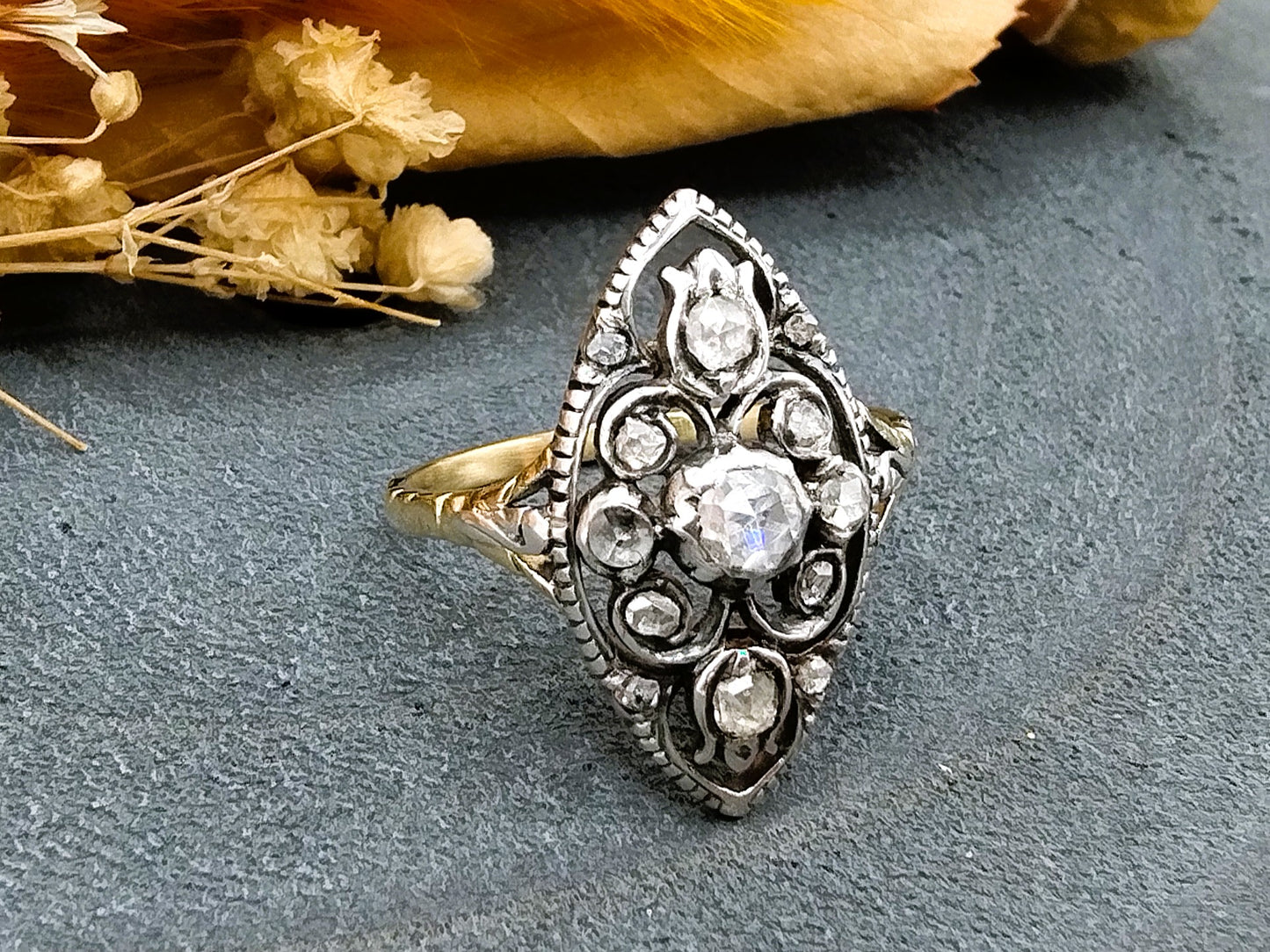 Gold ring set with rose diamonds, 18 mm.