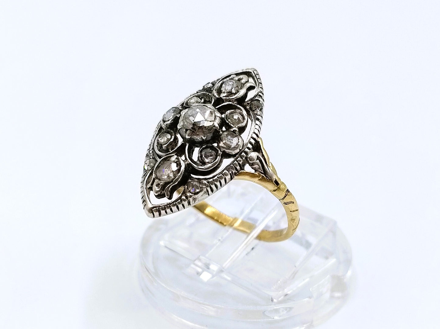 Gold ring set with rose diamonds, 18 mm.