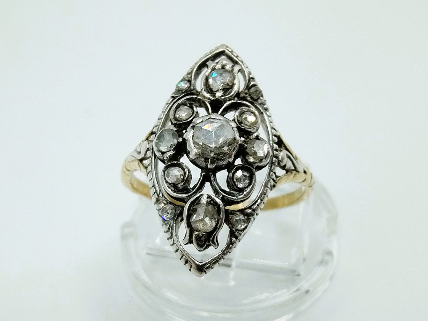 Gold ring set with rose diamonds, 18 mm.