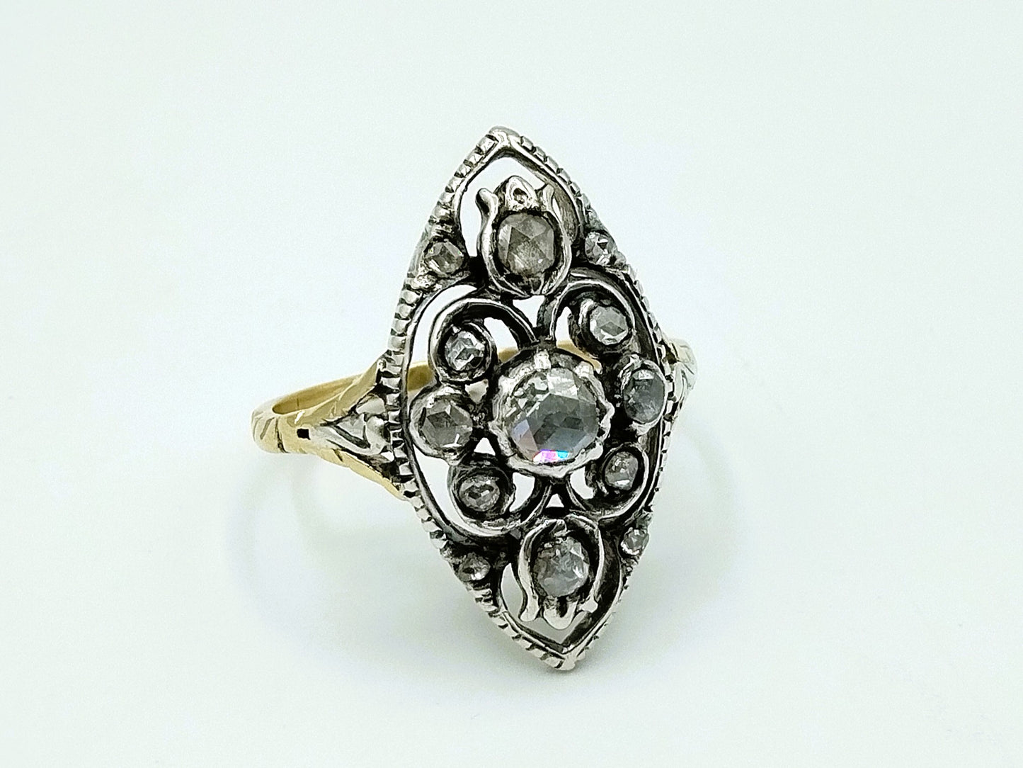 Gold ring set with rose diamonds, 18 mm.