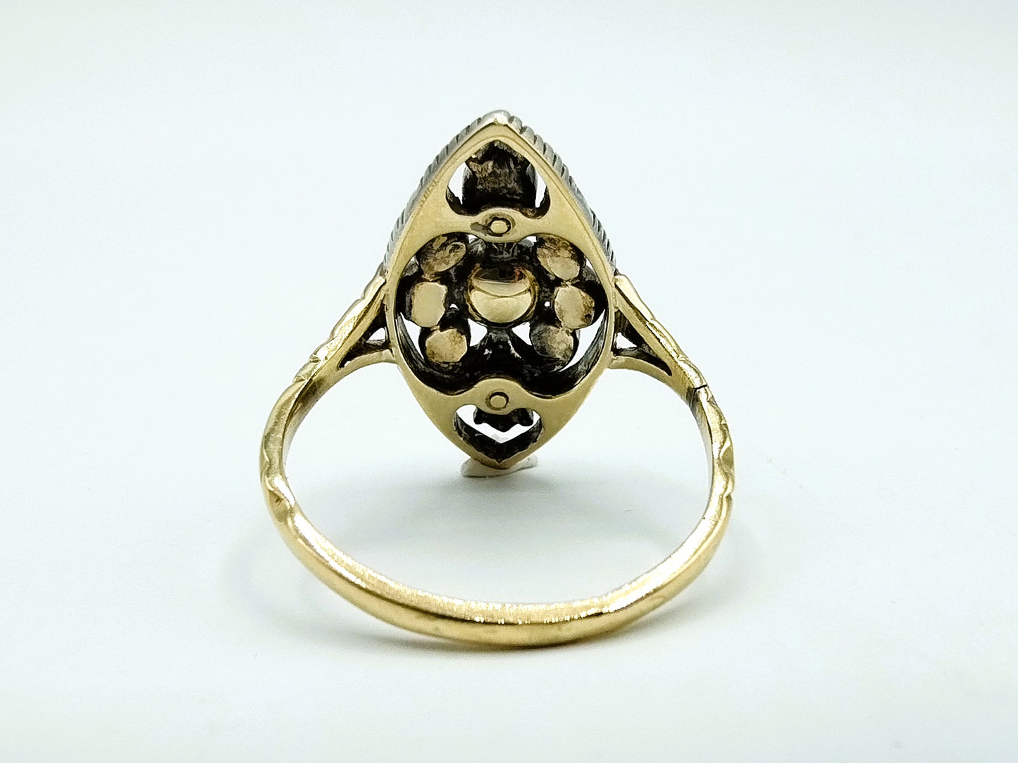 Gold ring set with rose diamonds, 18 mm.