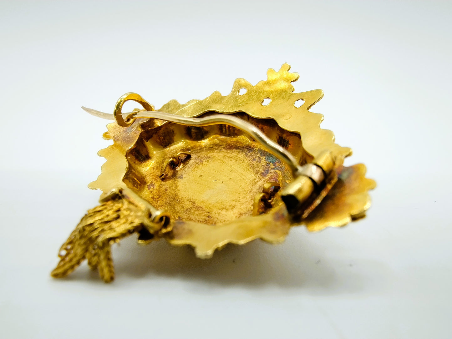 Gold brooch with blood coral, 19th century
