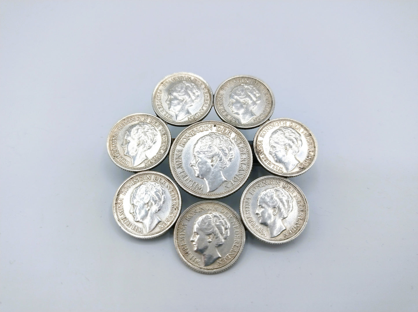 Silver coin brooch made of 10 and 25 cents, Wilhelmina