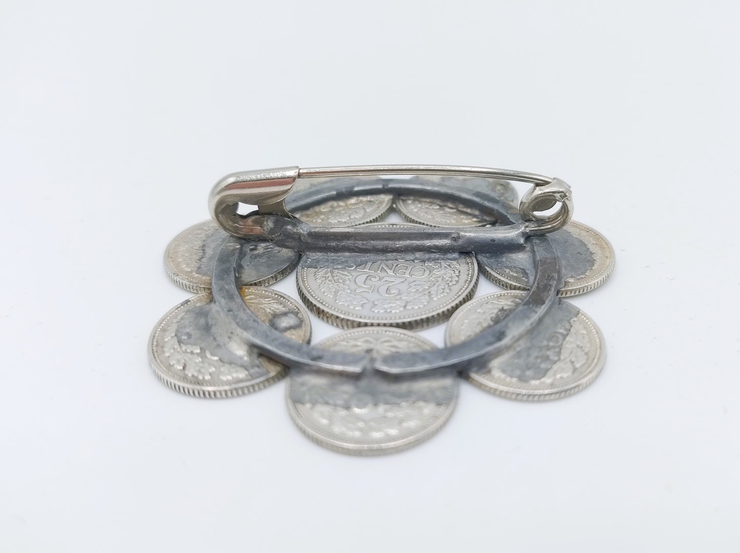 Silver coin brooch made of 10 and 25 cents, Wilhelmina