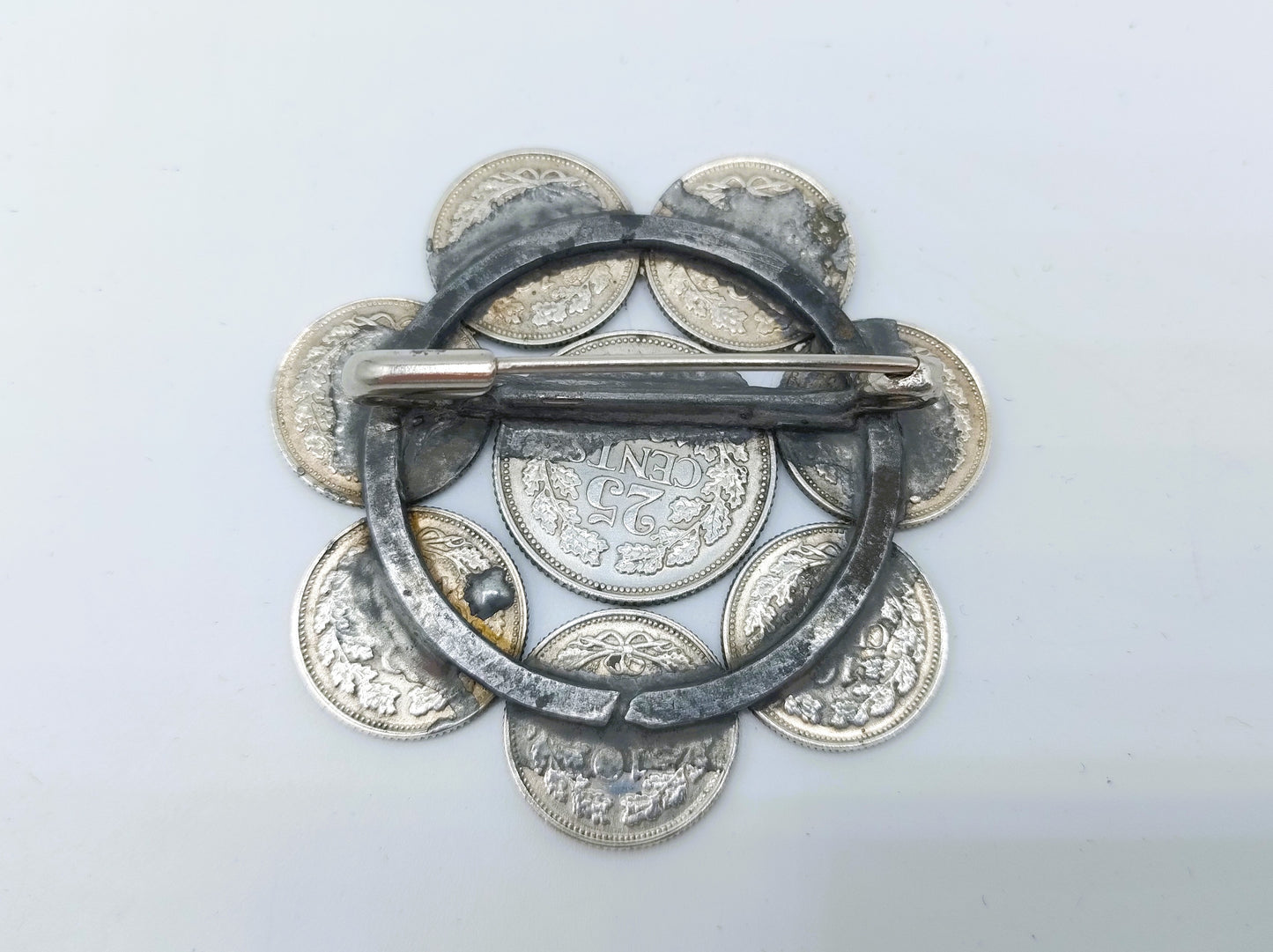Silver coin brooch made of 10 and 25 cents, Wilhelmina