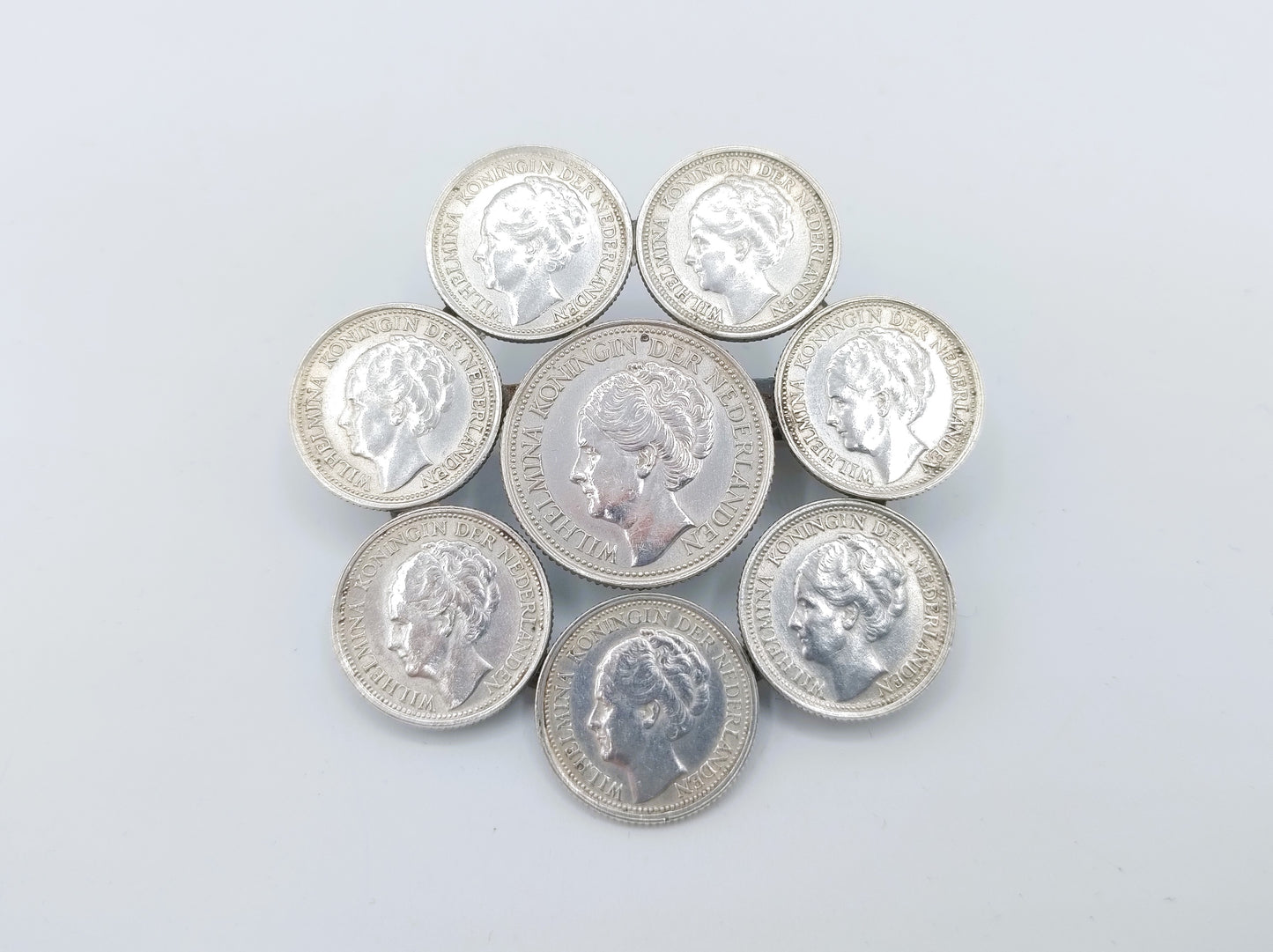 Silver coin brooch made of 10 and 25 cents, Wilhelmina