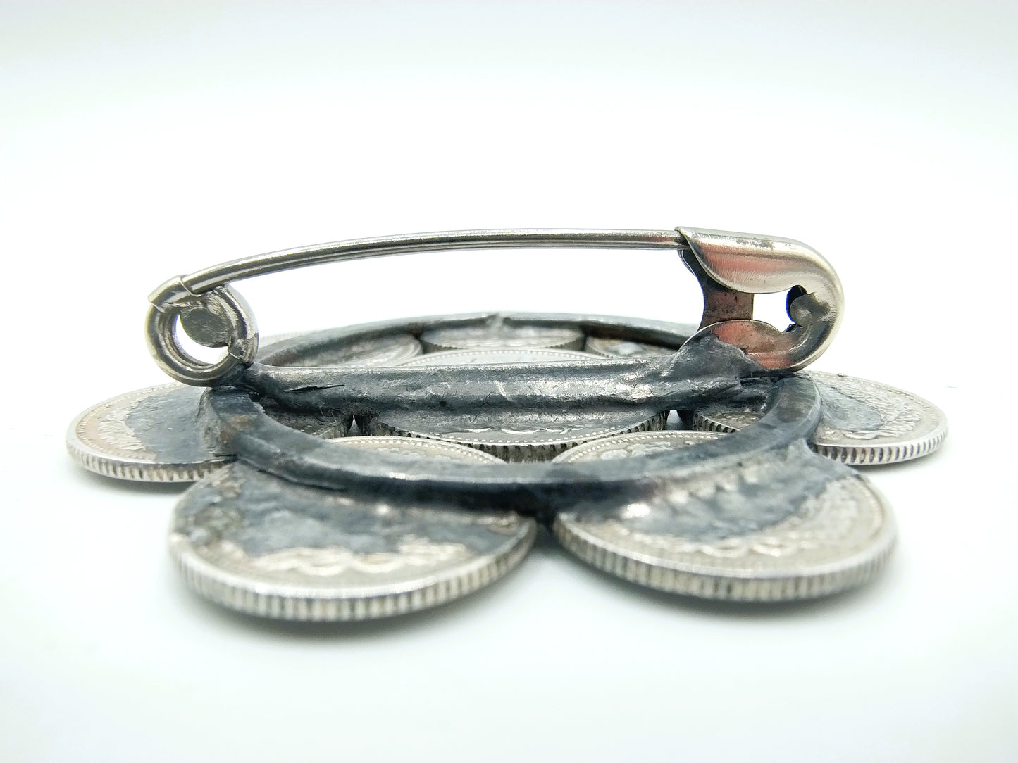 Silver coin brooch made of 10 and 25 cents, Wilhelmina