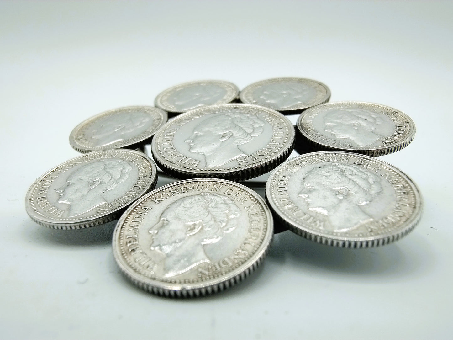 Silver coin brooch made of 10 and 25 cents, Wilhelmina