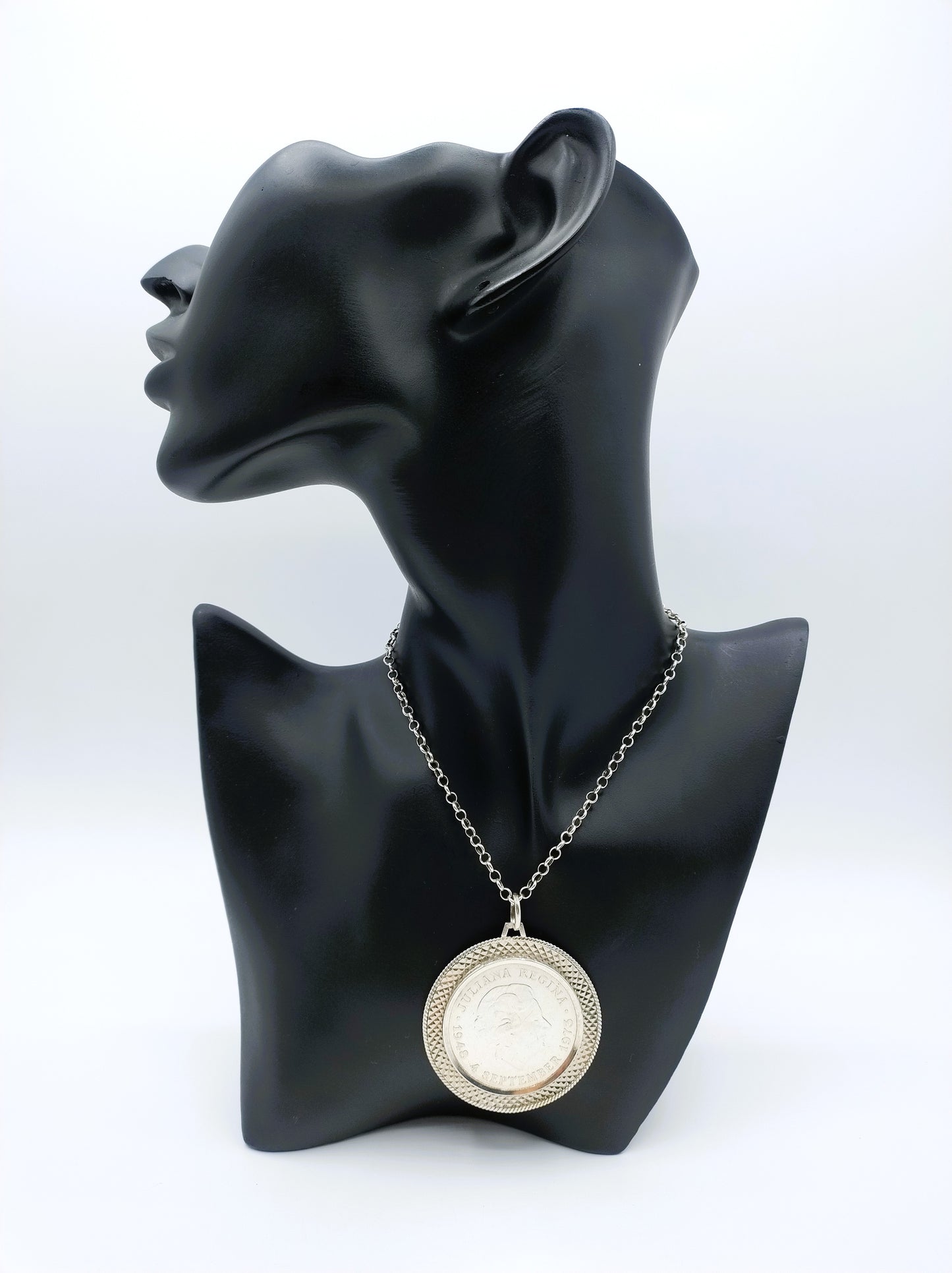 Silver jasseron chain with silver 10 guilder pendant, 73 cm