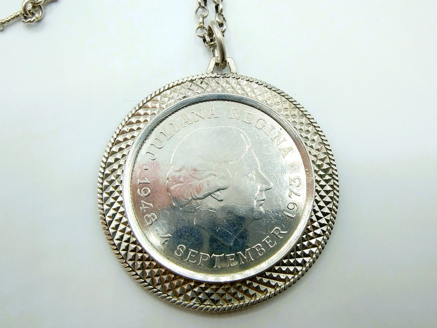 Silver jasseron chain with silver 10 guilder pendant, 73 cm