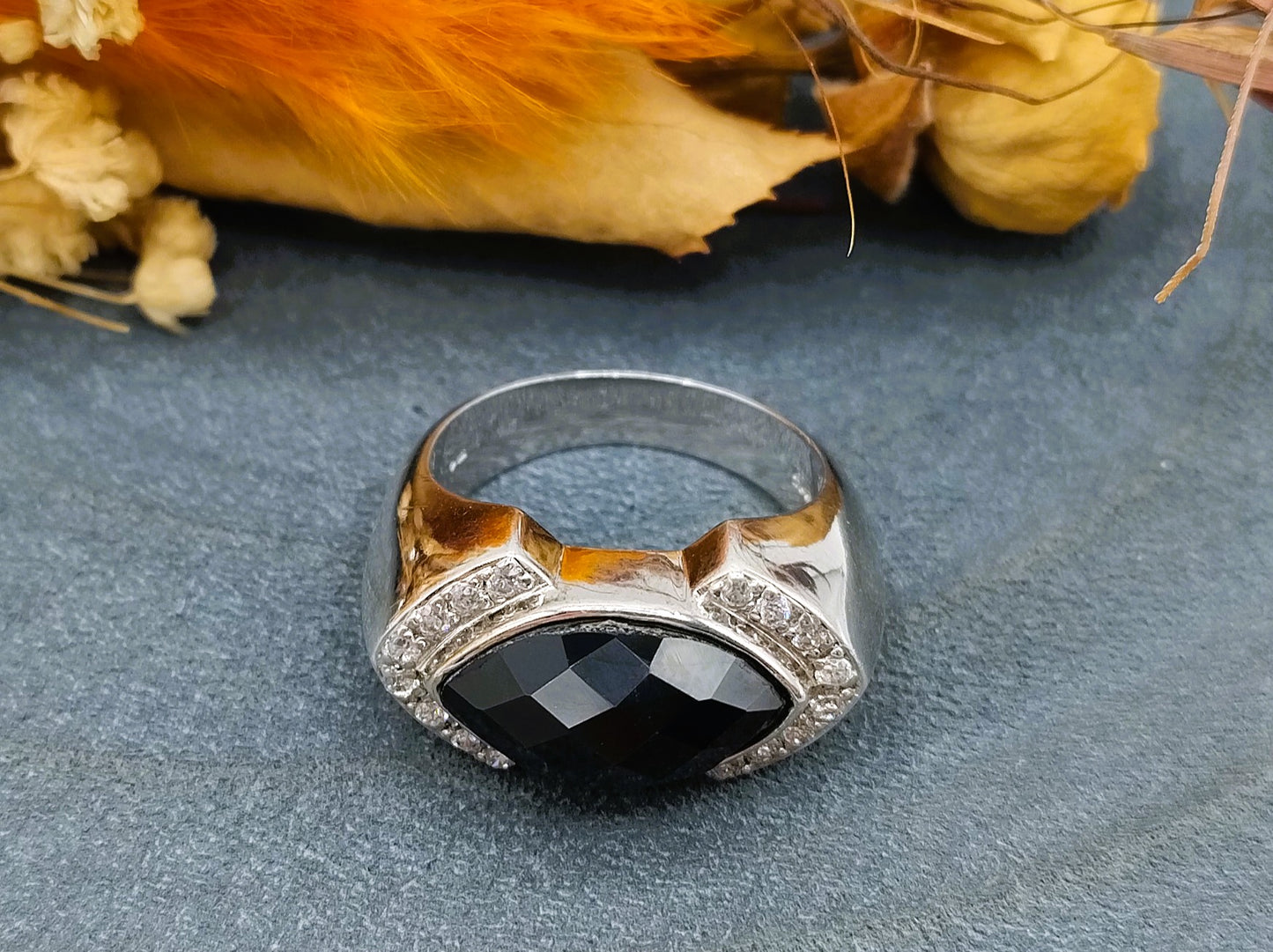 Silver design ring with jet and zirconia, 18 mm