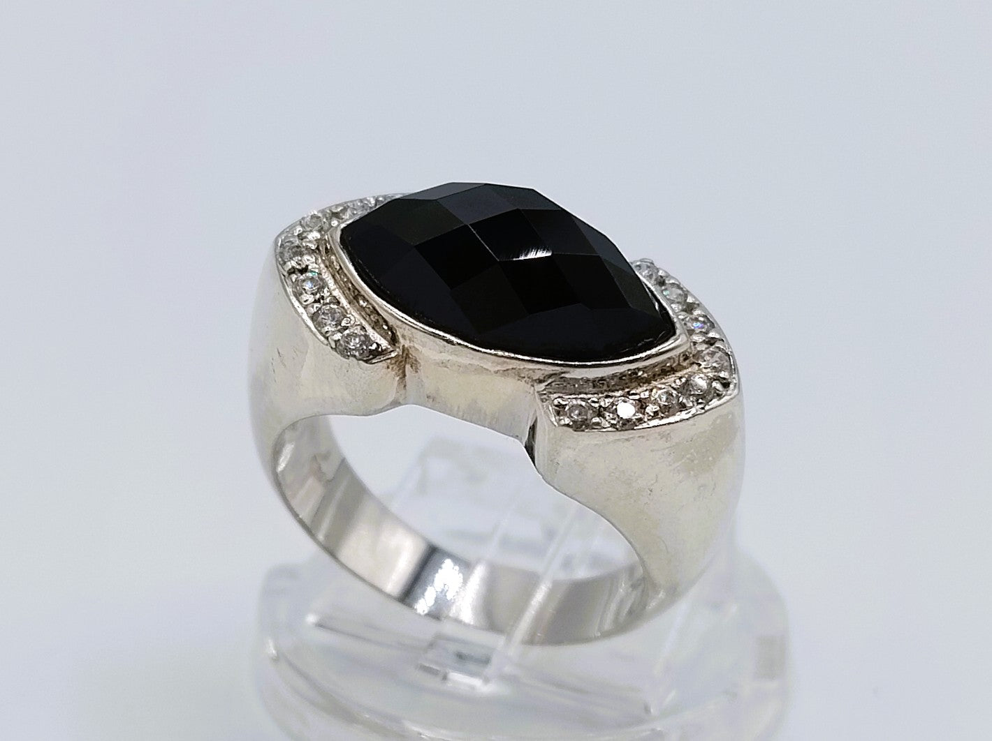 Silver design ring with jet and zirconia, 18 mm