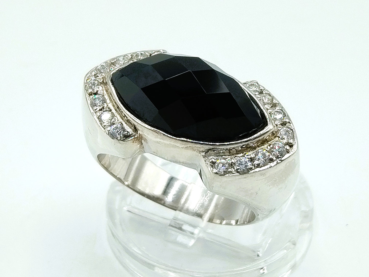 Silver design ring with jet and zirconia, 18 mm