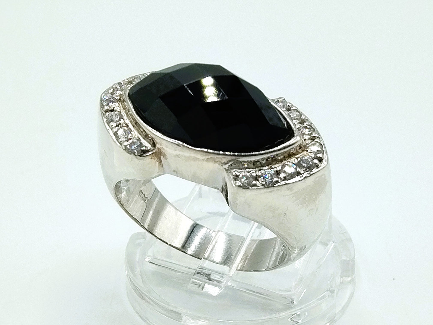 Silver design ring with jet and zirconia, 18 mm