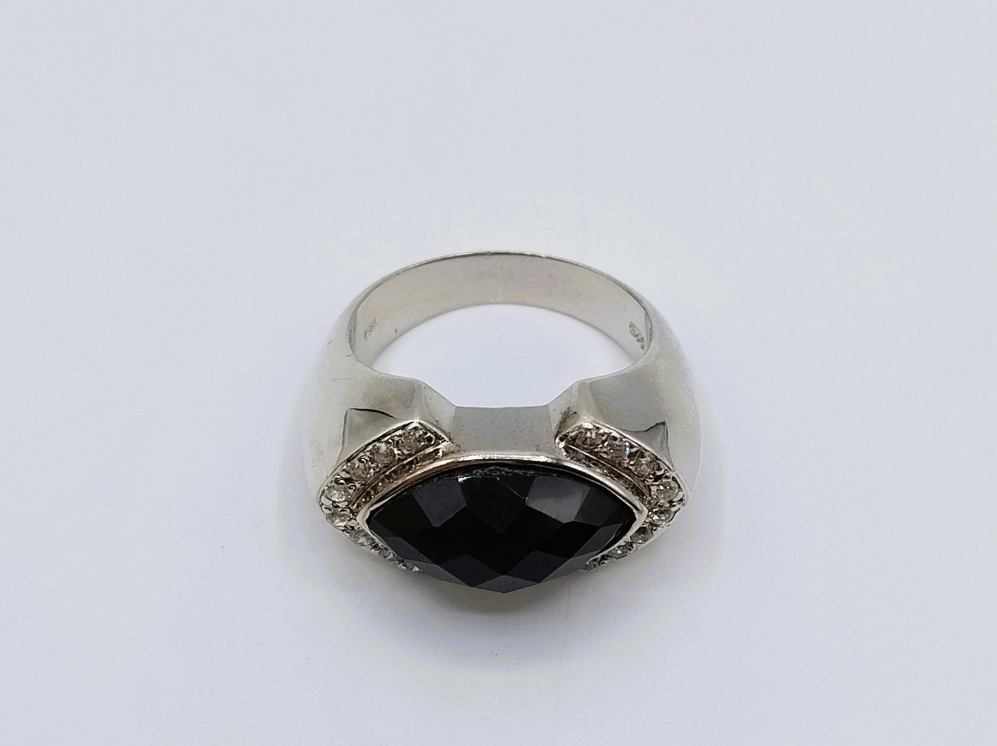 Silver design ring with jet and zirconia, 18 mm