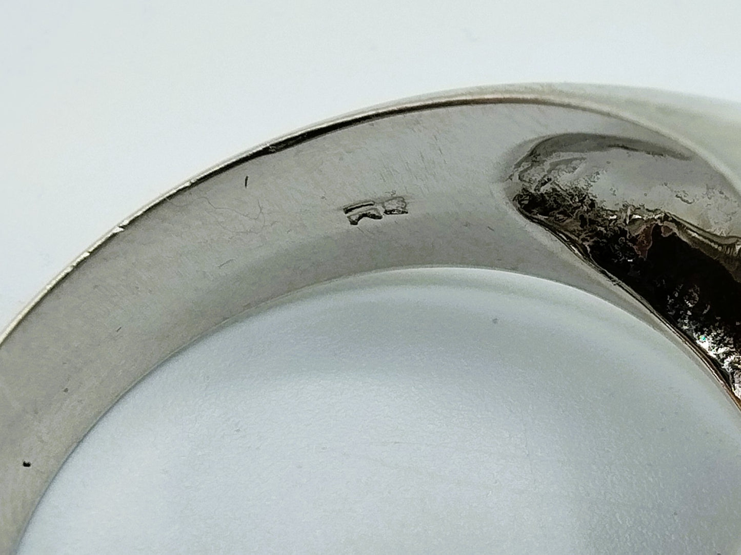 Silver design ring with jet and zirconia, 18 mm