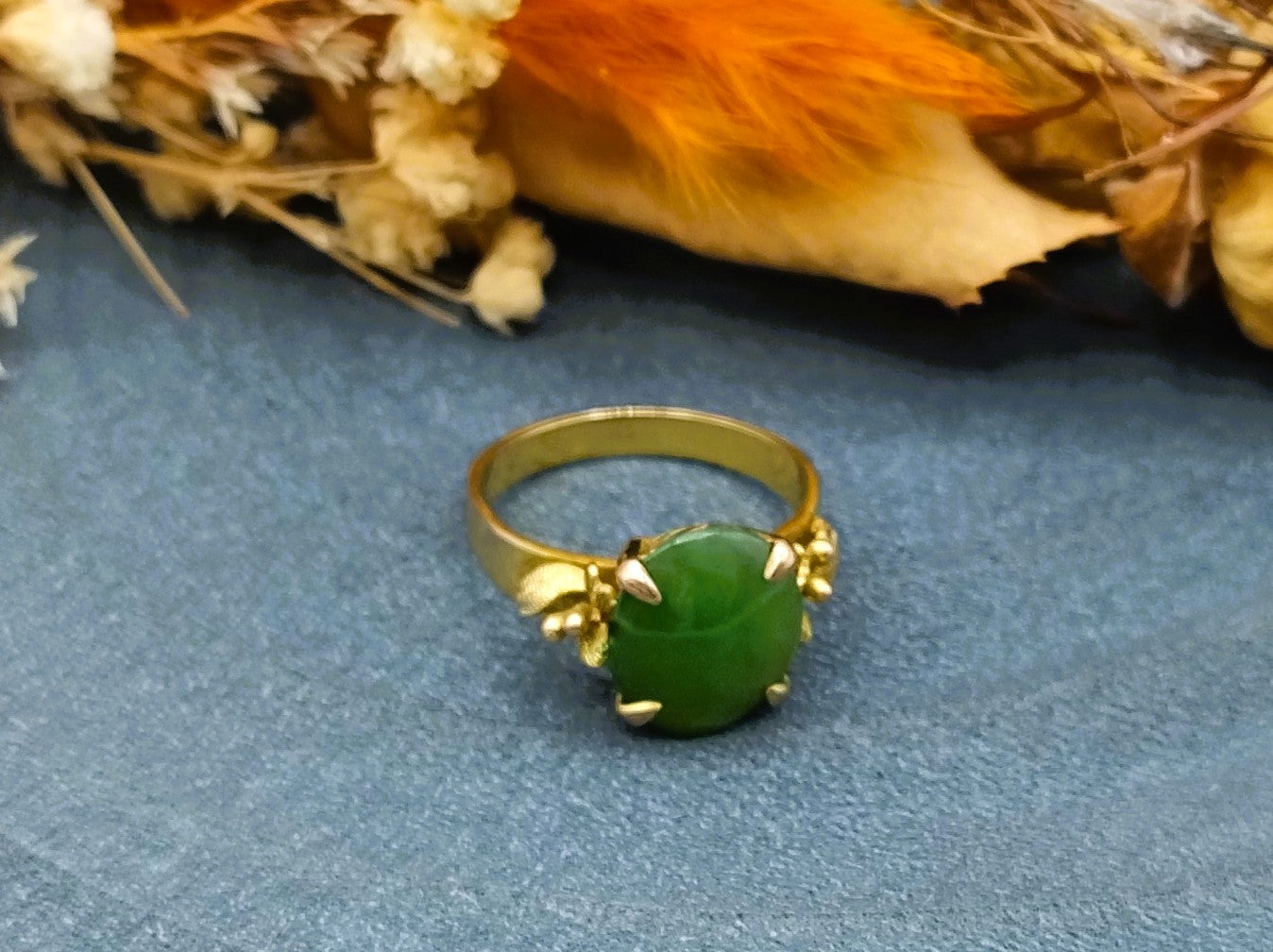 Gold ring with jade, 17 mm