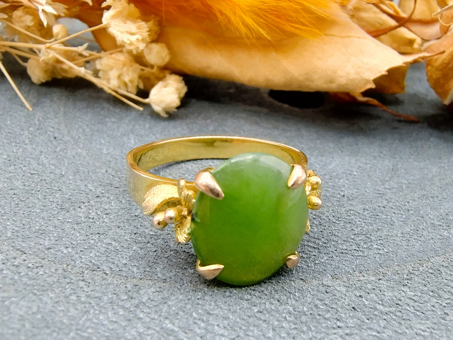 Gold ring with jade, 17 mm