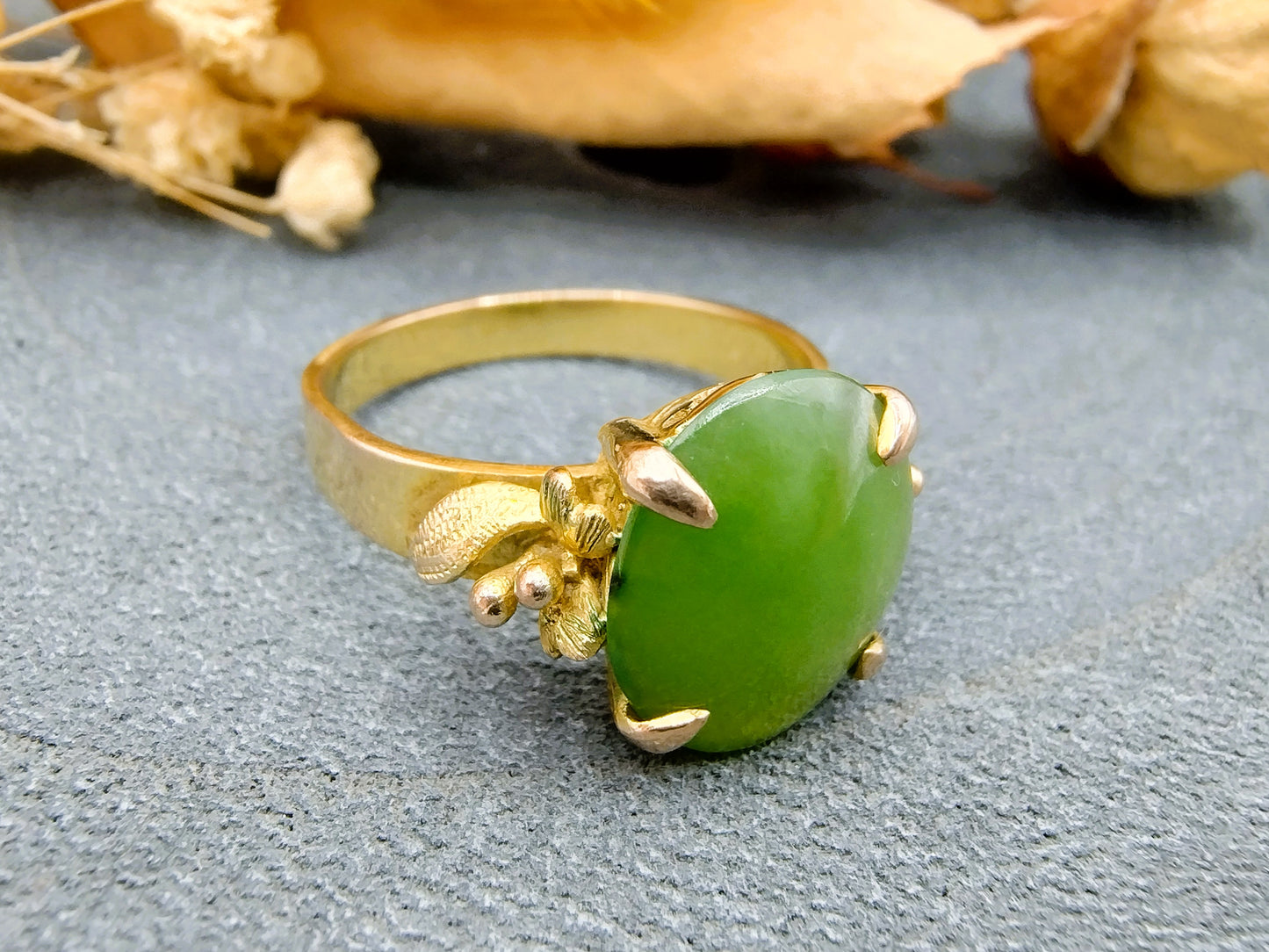 Gold ring with jade, 17 mm