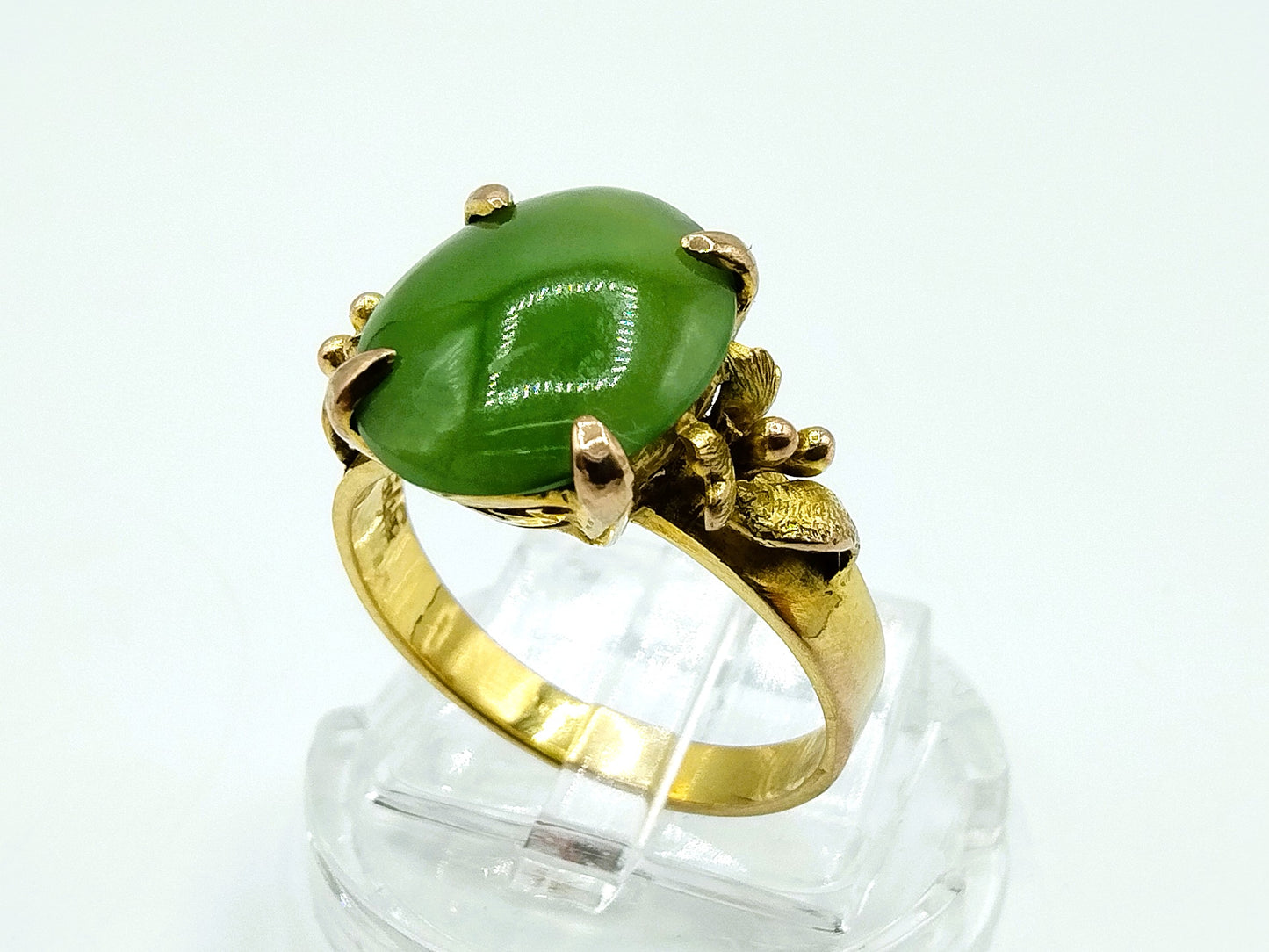 Gold ring with jade, 17 mm
