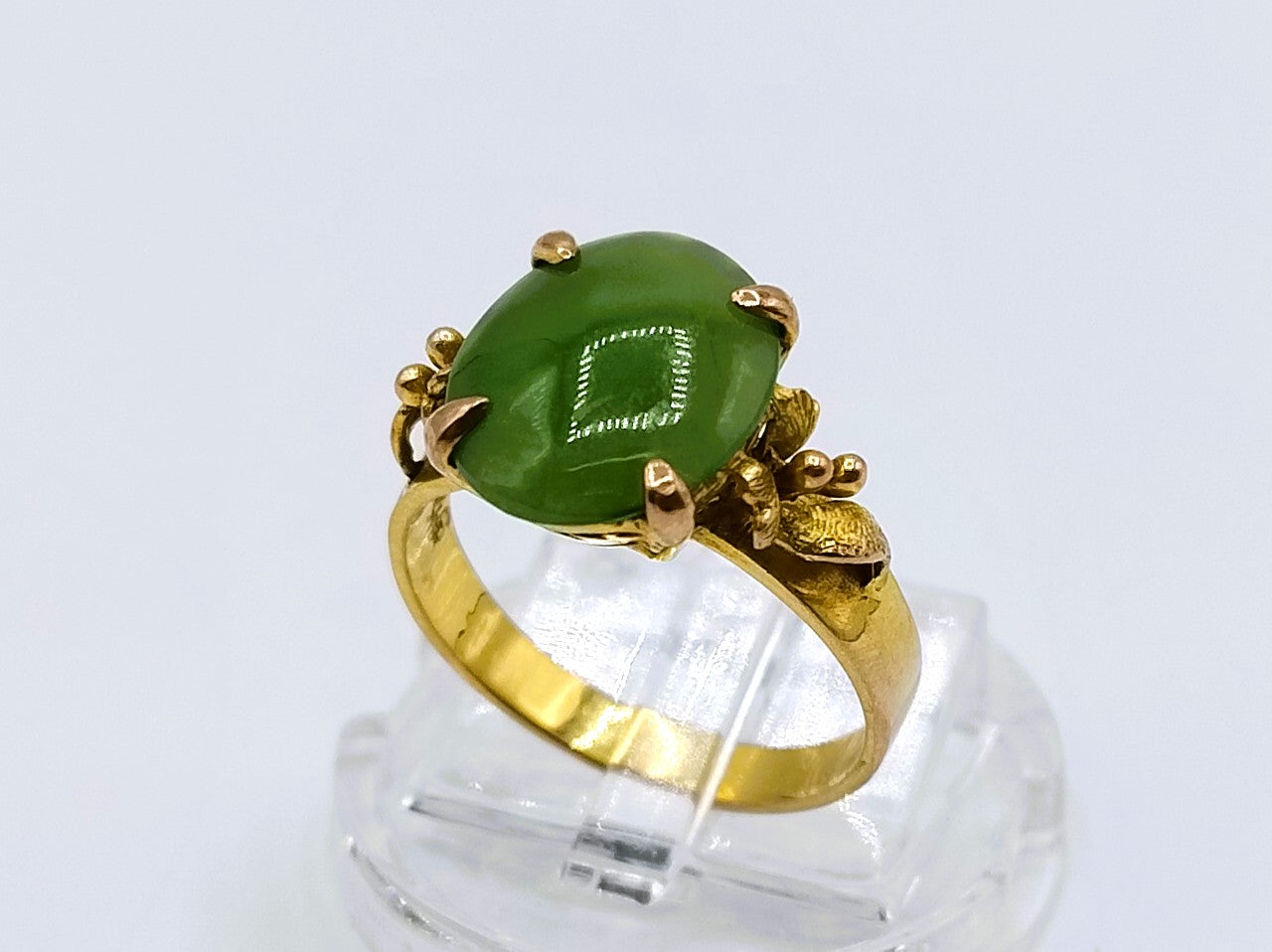 Gold ring with jade, 17 mm