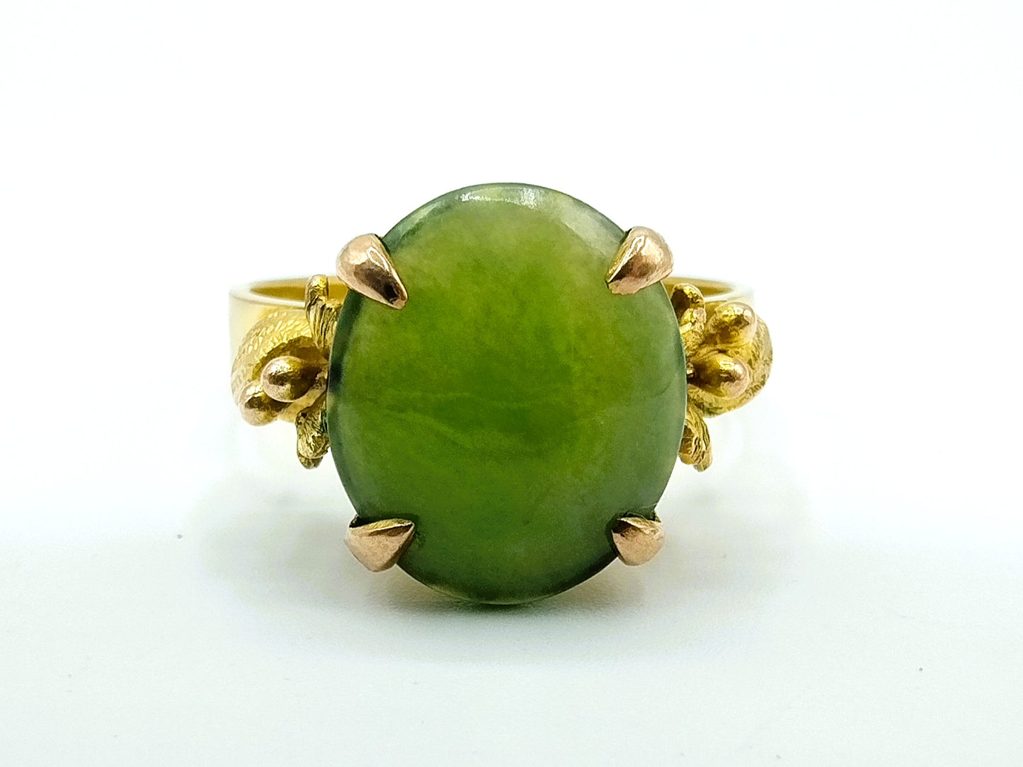 Gold ring with jade, 17 mm