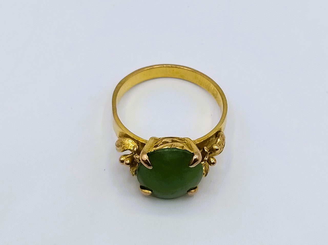 Gold ring with jade, 17 mm