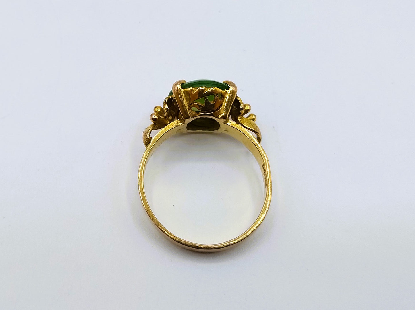 Gold ring with jade, 17 mm