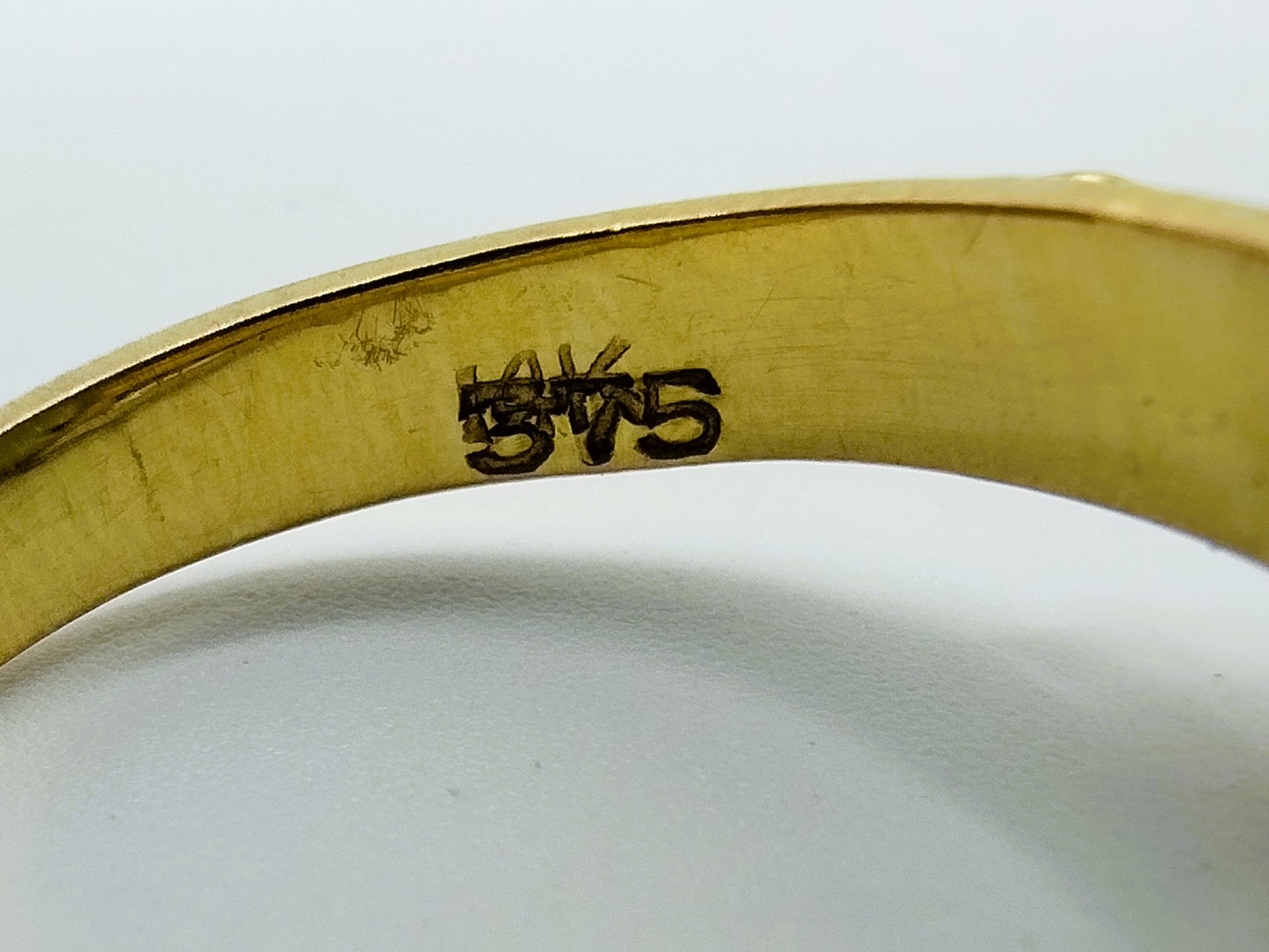 Gold ring with jade, 17 mm