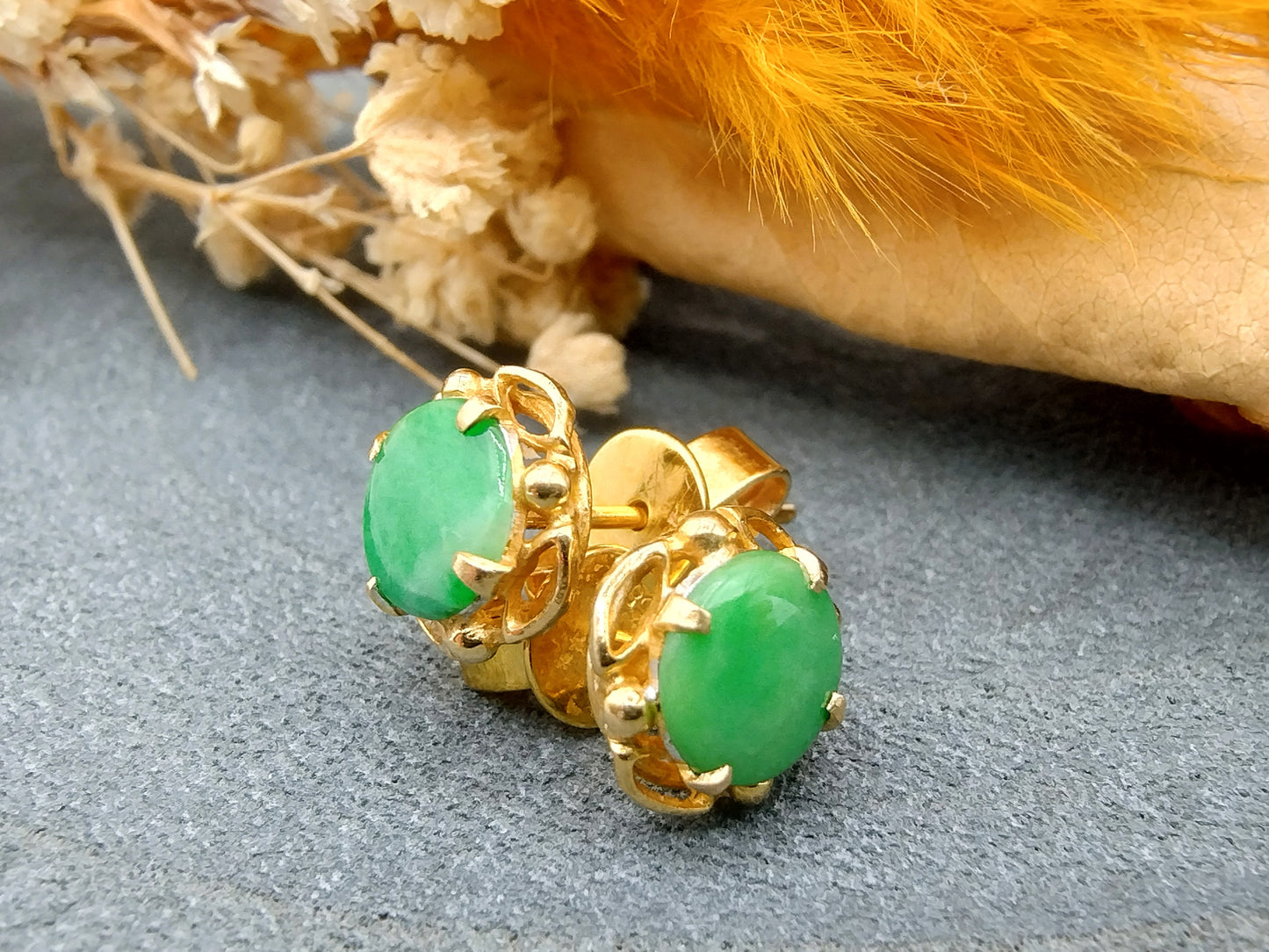 Goldene Ohrringe mit Jade