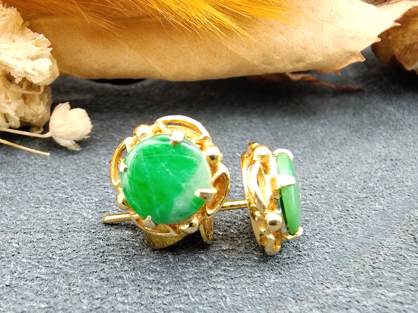 Goldene Ohrringe mit Jade