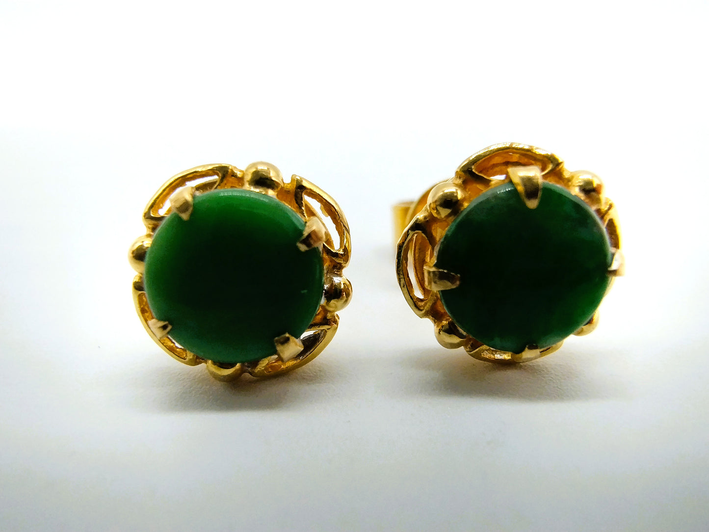 Goldene Ohrringe mit Jade